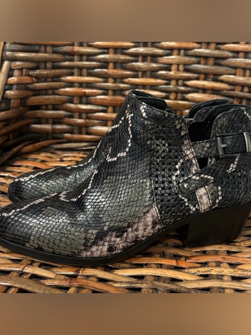 Vince Camuto Women's
Pamma Snake Print Block Heel
Booties Olive Multi Size 9